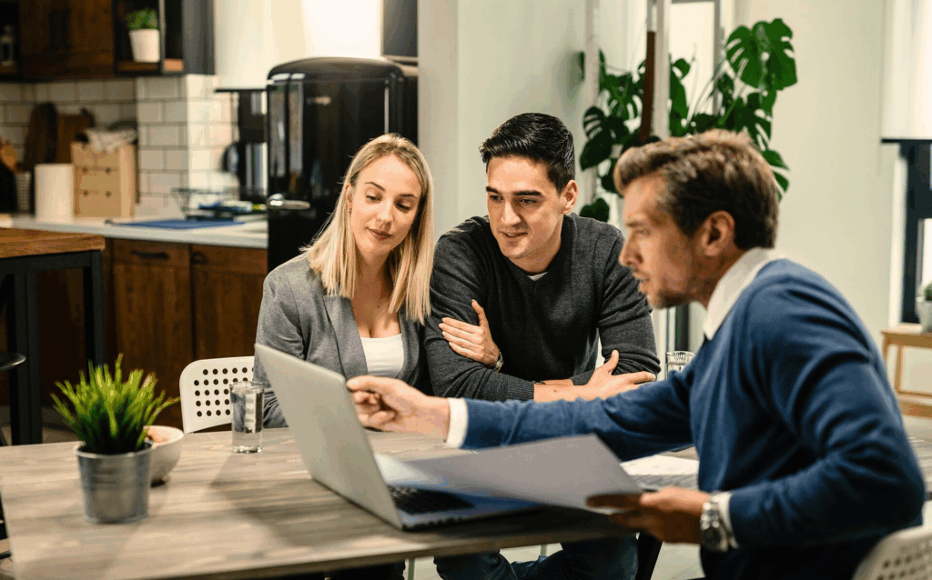 Conseiller présentant un produit à ses clients